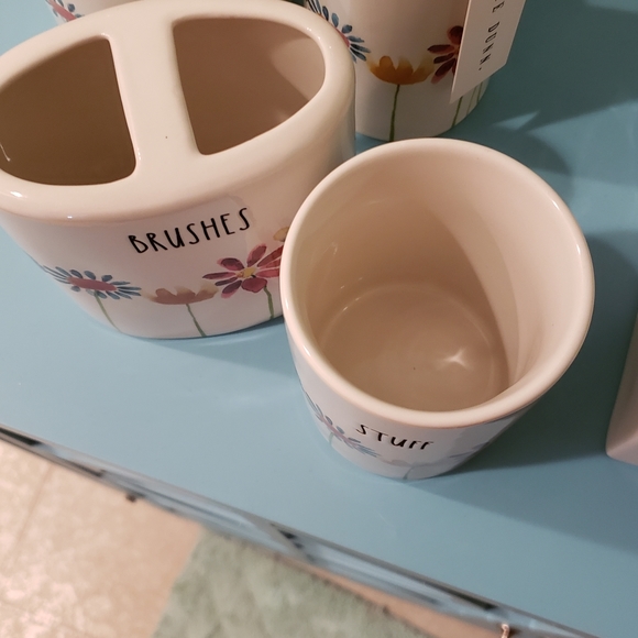 Rae Dunn floral bathroom set - Picture 4 of 4